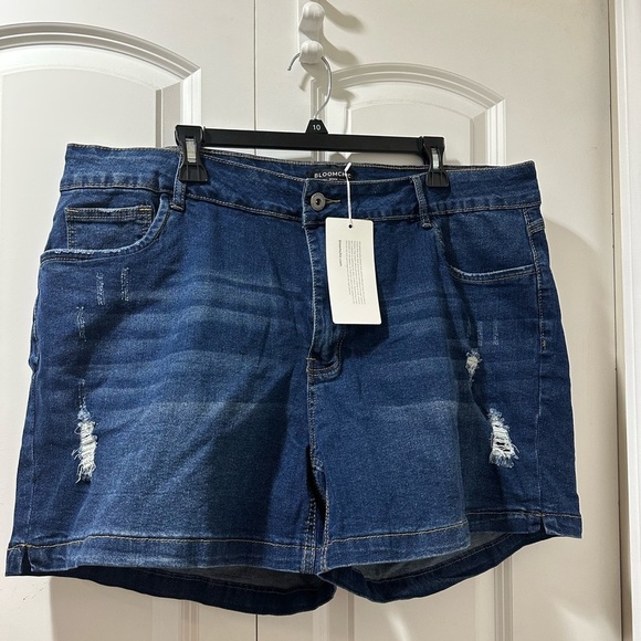 BloomChic Moderately Stretchy High Rise Dark Wash Distressed Denim Shorts 3XL - Picture 4 of 6
